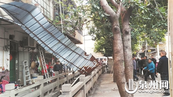 執(zhí)法人員對內(nèi)溝河兩側(cè)的違建進行拆除